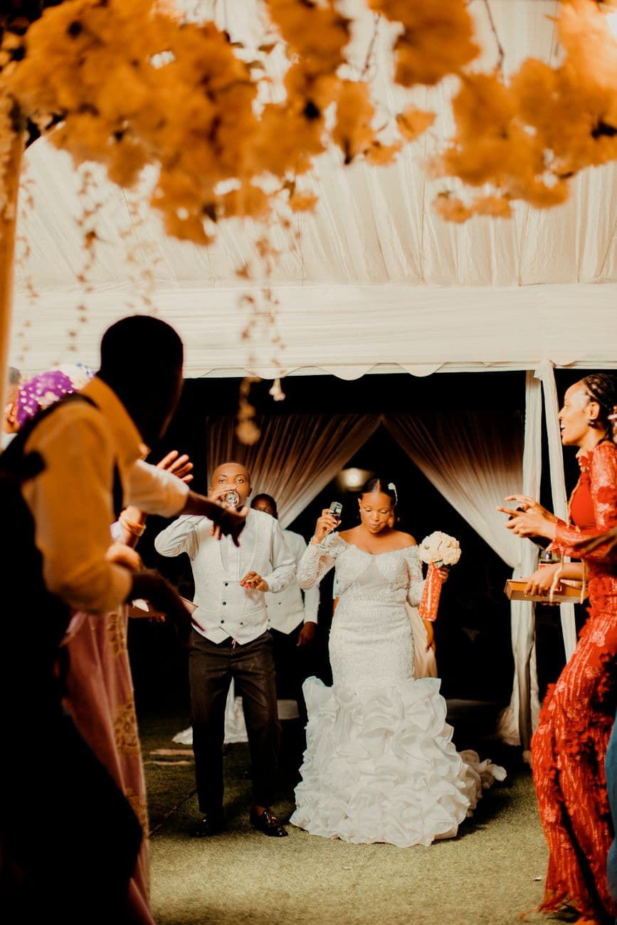 Un couple danse pendant la réception