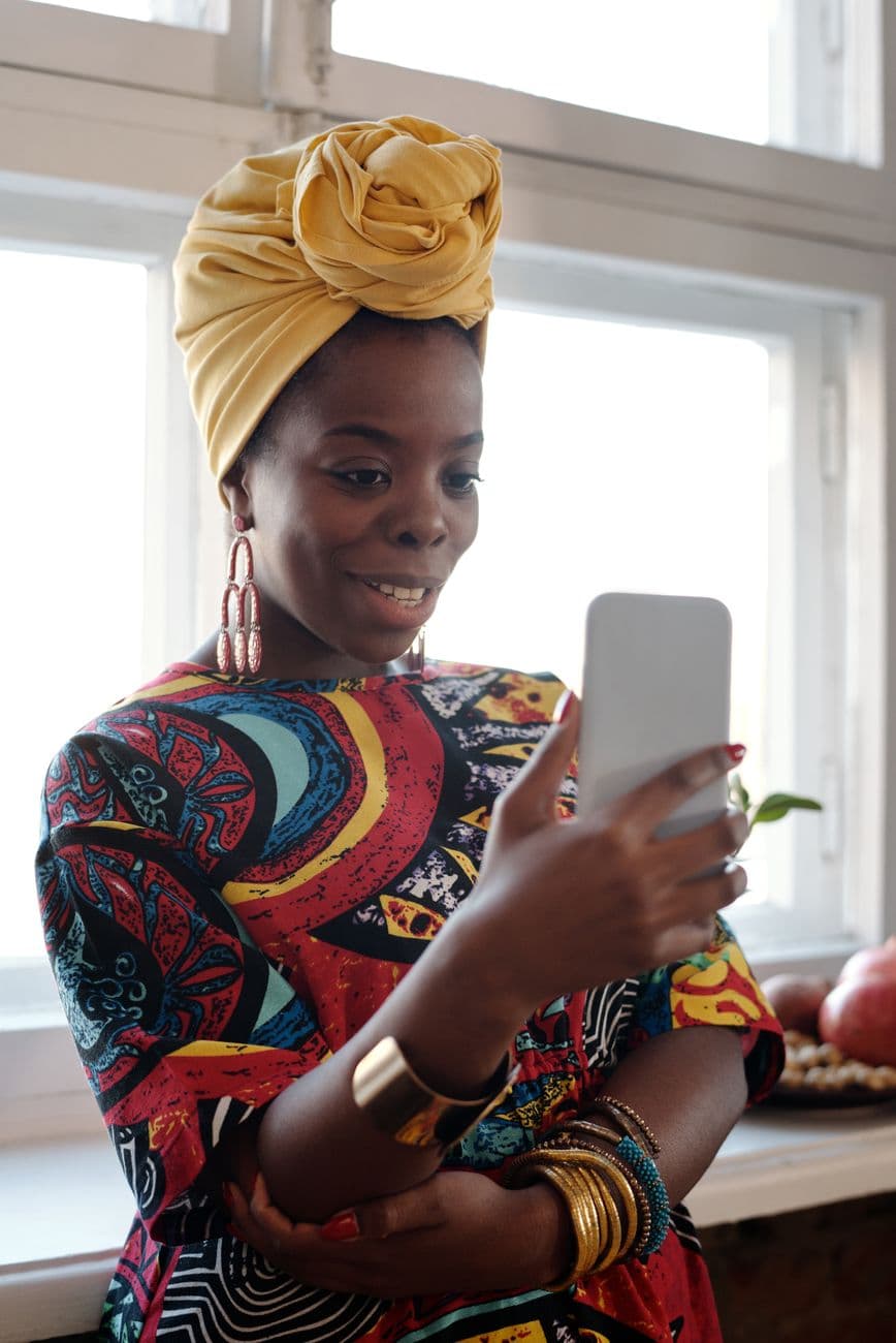 Une femme écrit sur son téléphone